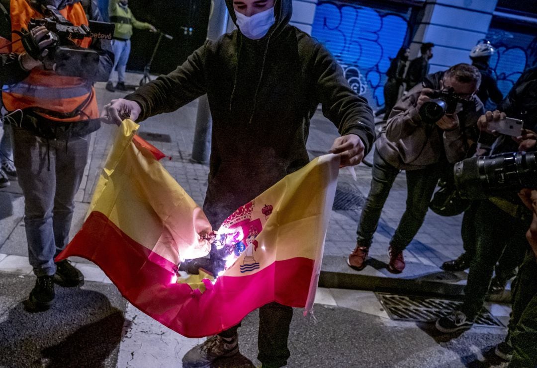 Imagen de archivo de la quema de una bandera de España