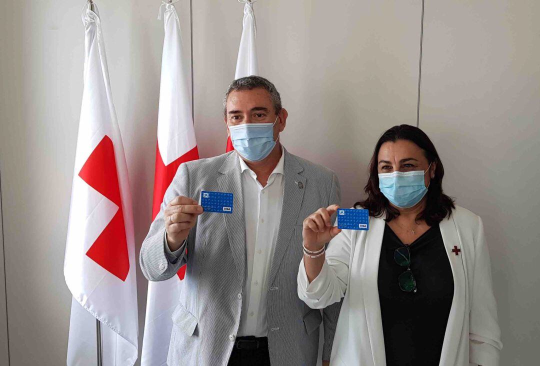 El delegado de Igualdad y la presidenta de Cruz Roja, durante la presentación de la tarjeta monedero