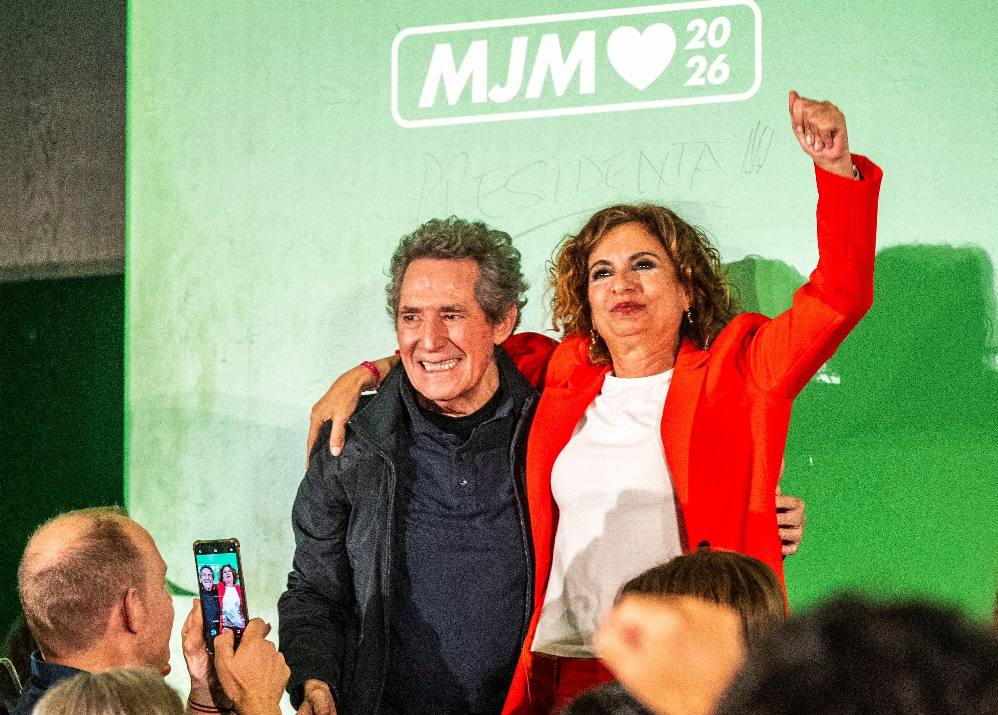 GRANADA, 30/04/2026.- La candidata a la Presidencia de la Junta de Andalucía y secretaria general del PSOE andaluz, María Jesús Montero, junto al cantante granadino Miguel Ríos (i), durante el acto central de inicio de campaña en Granada para las elecciones autonómicas del 17 de mayo. EFE/Miguel Ángel Molina