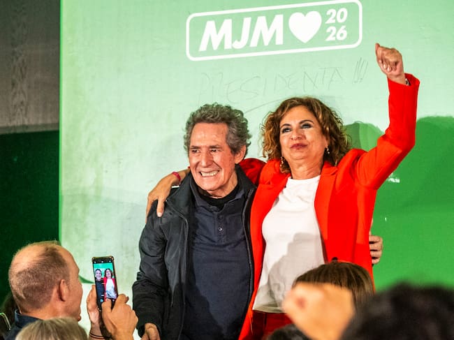 GRANADA, 30/04/2026.- La candidata a la Presidencia de la Junta de Andalucía y secretaria general del PSOE andaluz, María Jesús Montero, junto al cantante granadino Miguel Ríos (i), durante el acto central de inicio de campaña en Granada para las elecciones autonómicas del 17 de mayo. EFE/Miguel Ángel Molina