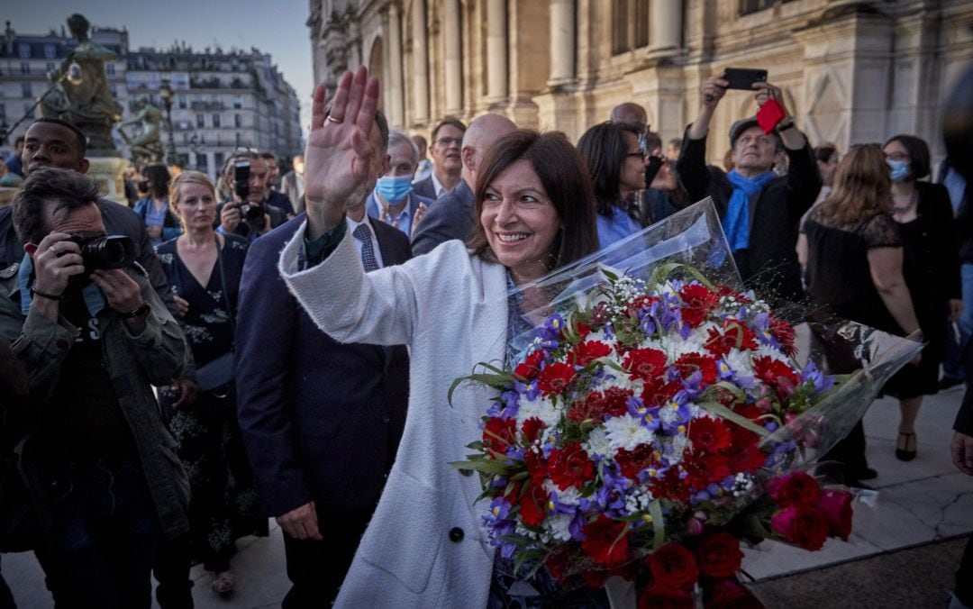 La alcaldesa de París (Francia), Anne Hidalgo, celebra su victoria en las elecciones. 