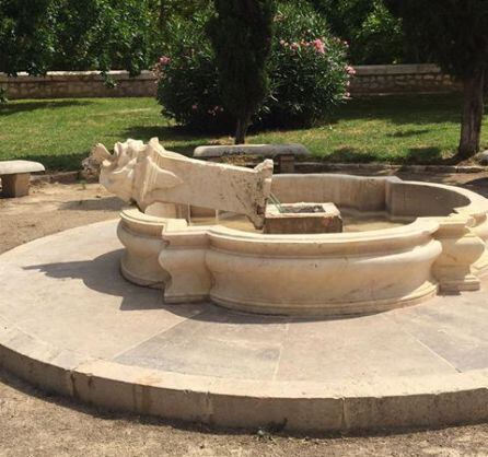 El pedestal de la escultura de la Diosa Ceres, frente a las Torres de Serranos está derribado