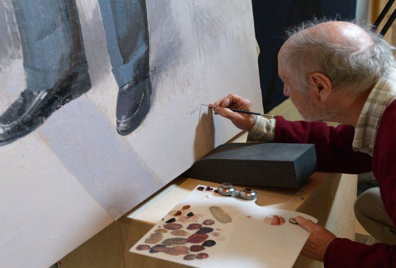 FOTOGALERÍA | El pintor Antonio López, firmando el retrato de la Familia Real.