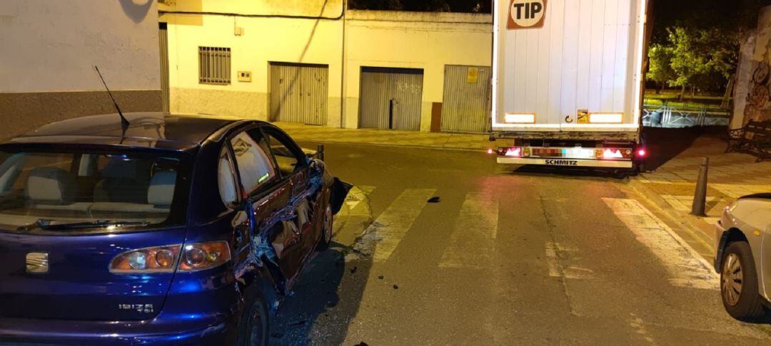 Tráiler y vehículos dañados en la calle Villagonzalo de Mérida