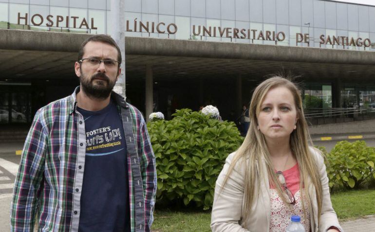 Antonio Lago y Estela Ordóñez, los padres de Andrea, a las puertas del Hospital Clínico de Santiago