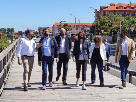 Autoridades de la Xunta de Galicia y el concello de Sanxenxo recorren la senda peatonal de la PO-308 a su paso por A Lanzada