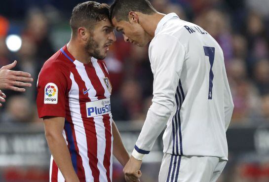 Koke y Cristiano, en uno de los momentos más tensos del derbi.