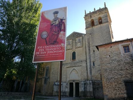 Fachada principal del Parral con el cartel de la muestra