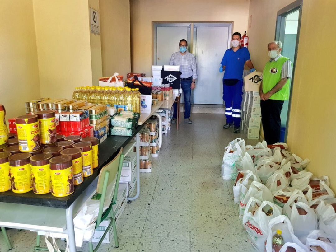 Leganés ha vivido varias iniciativas solidarias como esta de trabajadores de Metro y sus familias  con una donación a Manos Solidarias de Zarzaquemada.