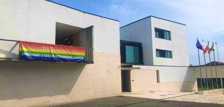 Bandera LGTBI en el Ayuntamiento de Santa Cruz de Bezana.