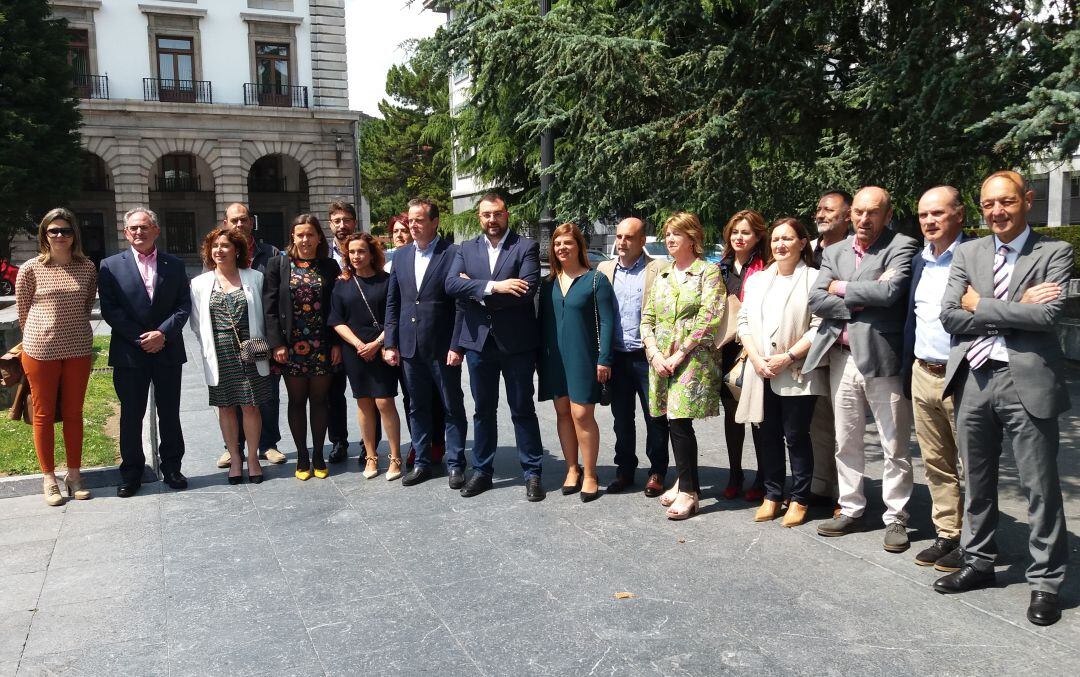 Adrián Barbón, candidato socialista a la presidencia del Principado, junto al resto de diputados electos del PSOE en la plaza de España de Oviedo antes de dirigirse junto a recoger sus actas de diputados a la Junta Electoral. Estaban todo menos la consejera de Hacienda, Dolores Carcedo, por problemas de agenda de la consejería.