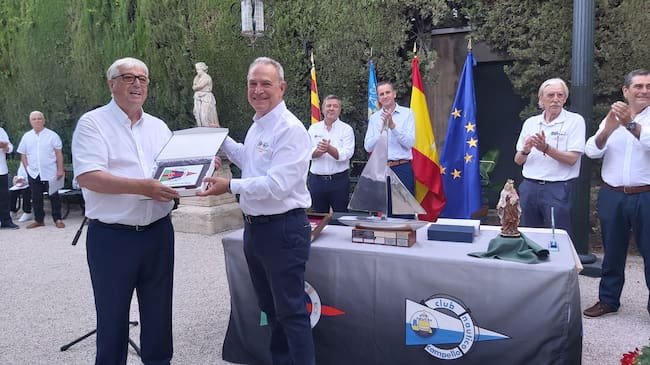 Indalecio Carbonell entrega a Miguel Baena una metopa como recuerdo