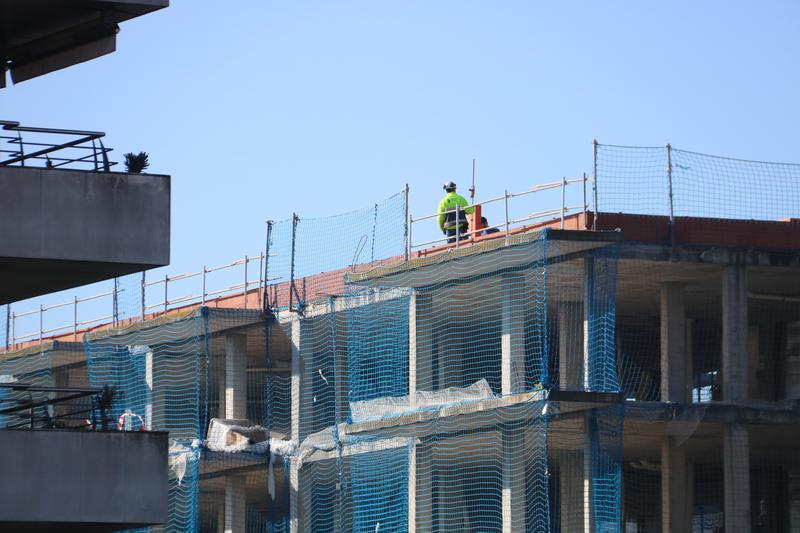 Un operario en una construcción de pisos en Lleida
