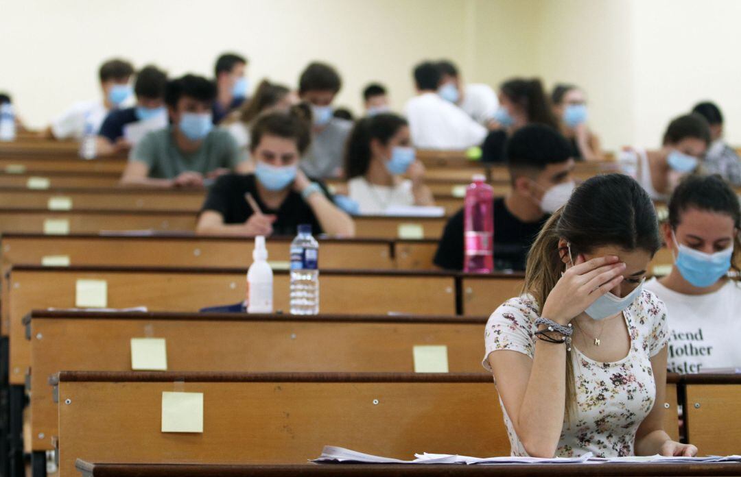 Estudiantes durante la realización de las pruebas de Evaluación de Bachillerato de Acceso a la Universidad (EBAU).