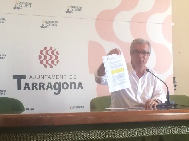 L&#039;alcalde de Tarragona, Josep Fèlix Ballesteros, ensenyant el document que acredita la seva innocència.