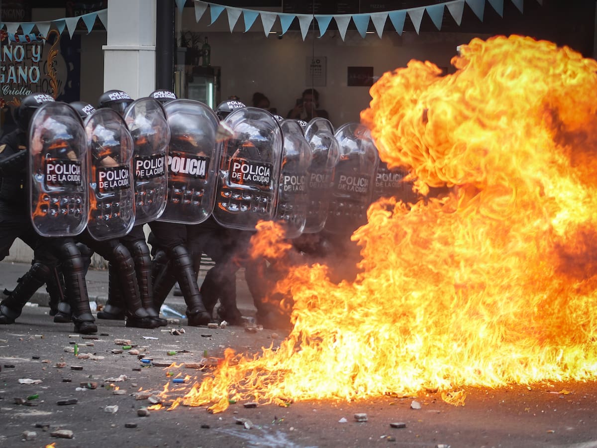 El Senado argentino aprueba la leonina reforma laboral de Milei en medio de fuertes protestas