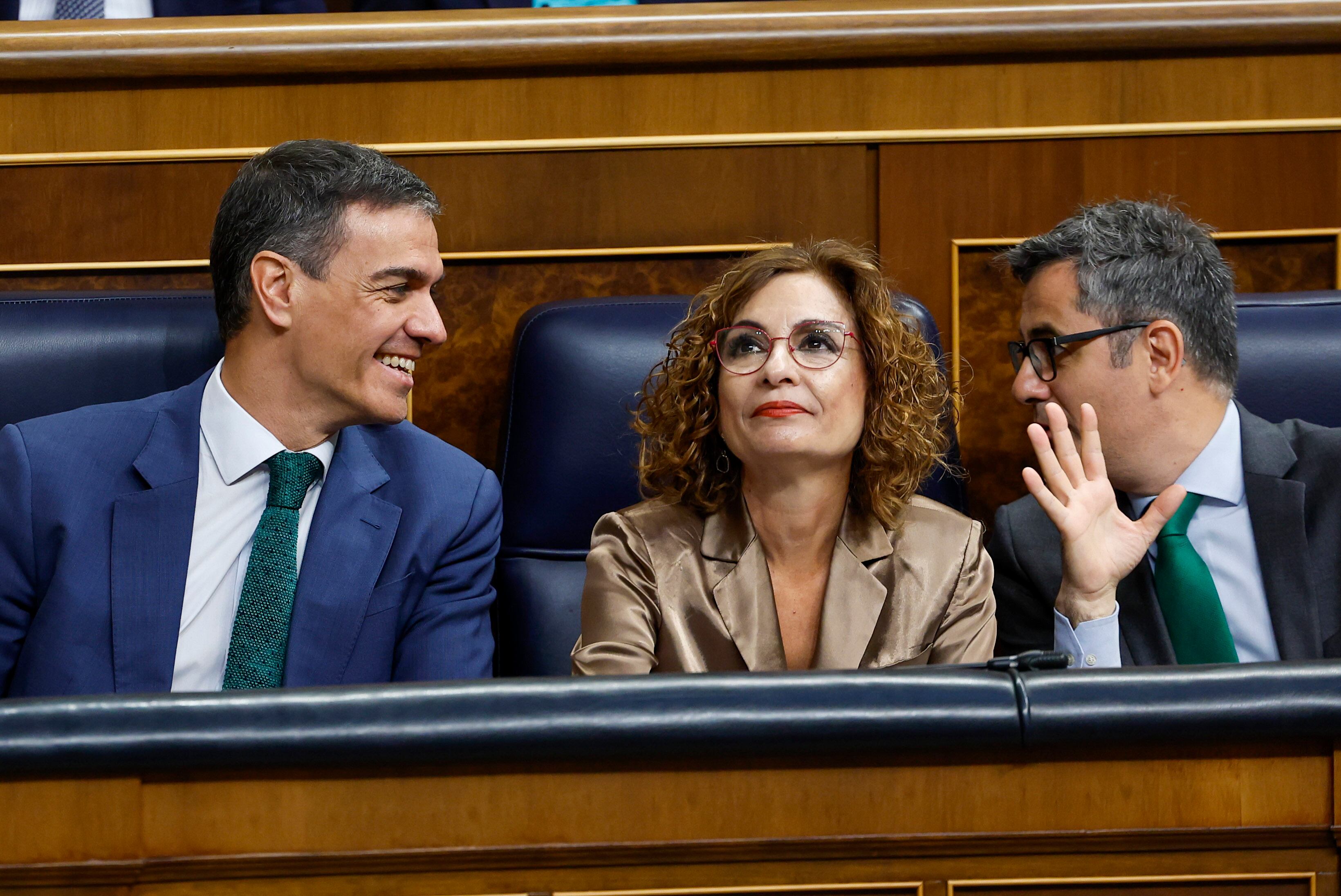 El presidente del Gobierno, Pedro Sánchez, la vicepresidenta primera, María Jesús Montero y el ministro de Presidencia, Félix Bolaños, durante de la sesión de control al Ejecutivo que este miércoles celebra el Congreso. EFE/ Chema Moya