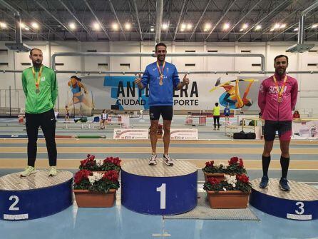 Juanra Pous con un de sus medallas en Antequera