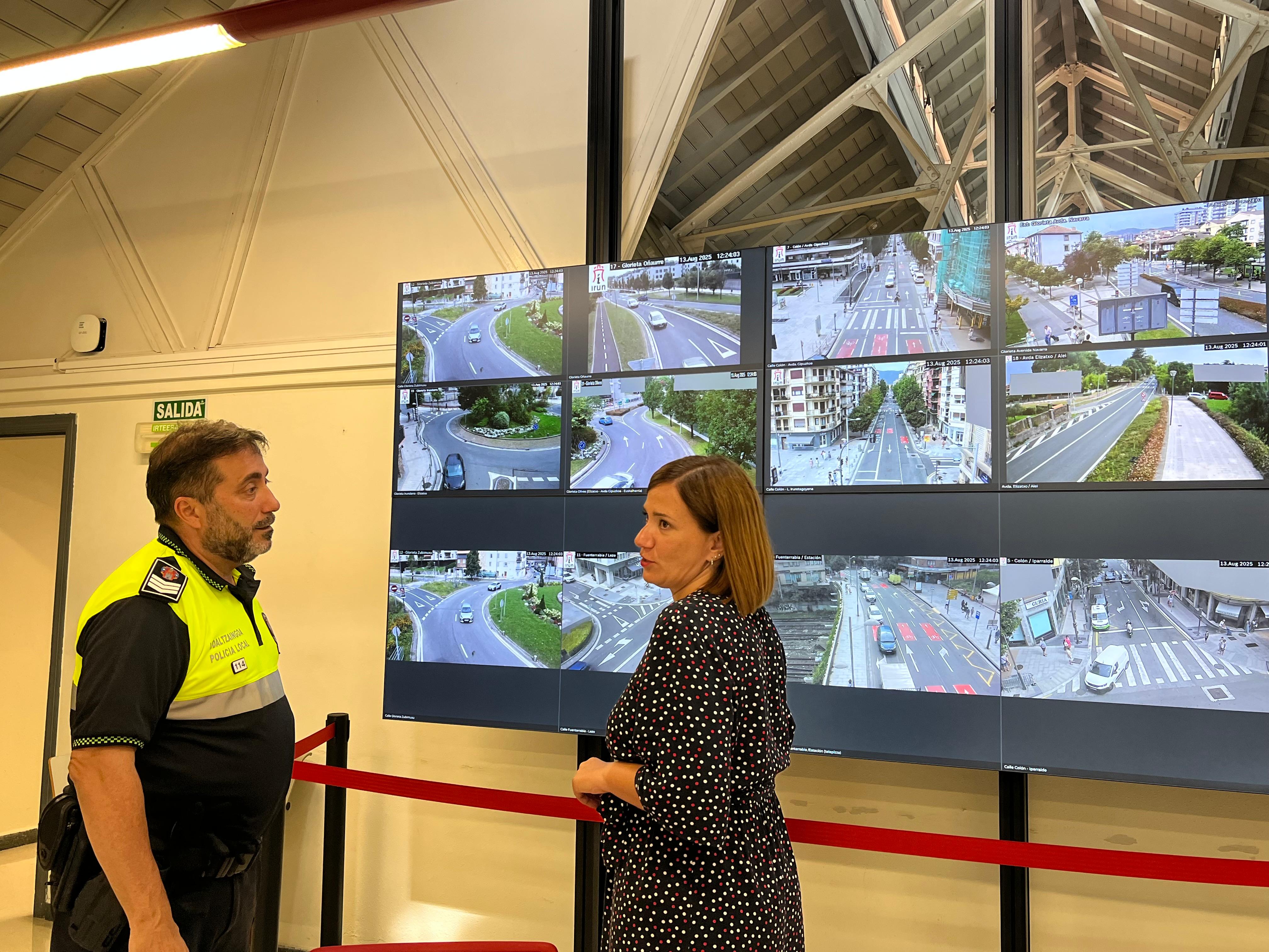 Un agente de la Policía local junto a la alcaldesa de Irun Cristina Laborda.