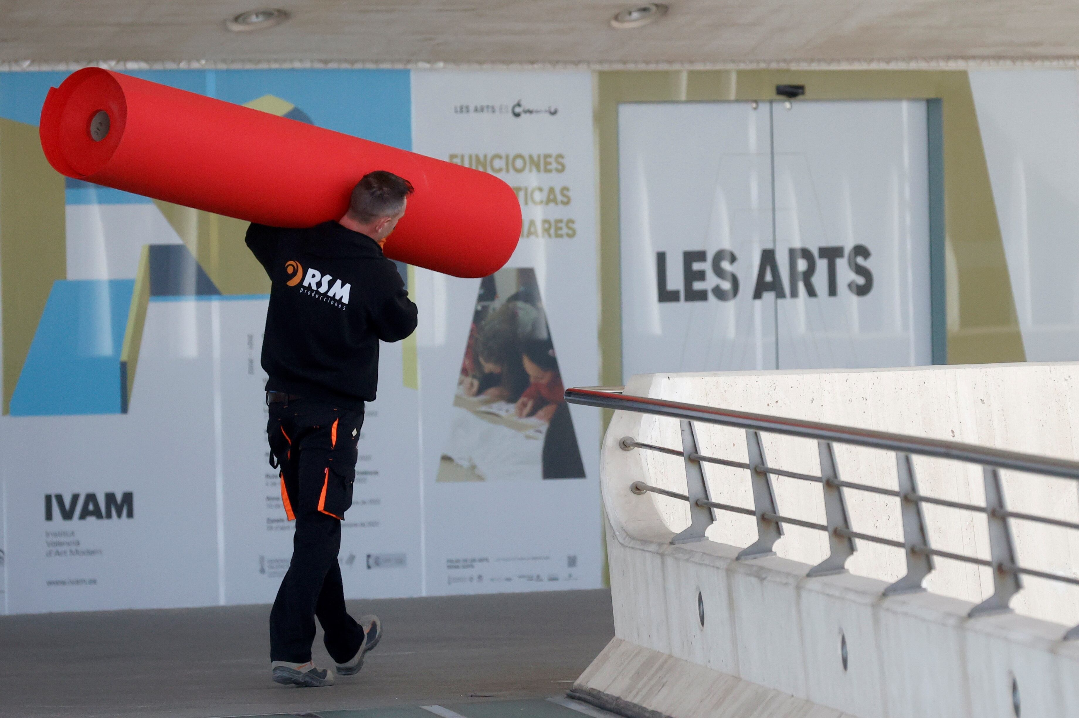 Un operario traslada la &quot;alfombra roja&quot; al interior del Palau de Les Arts, en València, donde éste sábado se celebra la gala de los Premios Goya, en una edición de estos galardones que será la del &quot;reencuentro&quot;, y sobre la que se han avanzado con cuentagotas algunos detalles, pero dejando margen para la sorpresa.