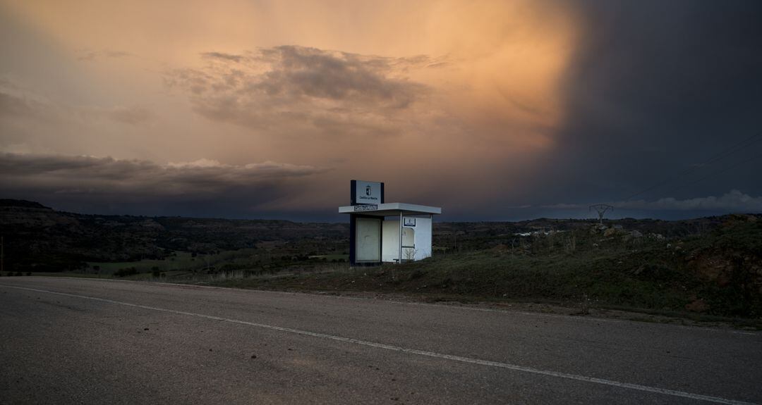 Parada de autobús en Olmedilla de Eliz, en la Alcarria de Cuenca.