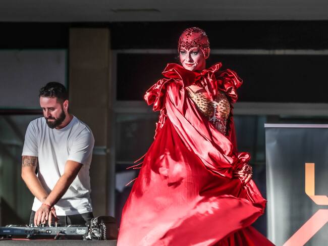 El dj de Los 40 Elda, Aitor Belda, se ha encargado de animar el acto junto a un espectáculo de zancudas