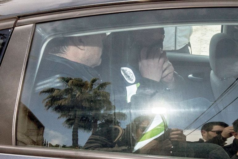 El consejero delegado del Cádiz CF, Quique Pina, exjugador, empresario y agente de futbolistas, es trasladado por agentes de la policía nacional tras ser detenido en su casa de la urbanización El Chorrico en Molina de Segura, en una operación contra el bl