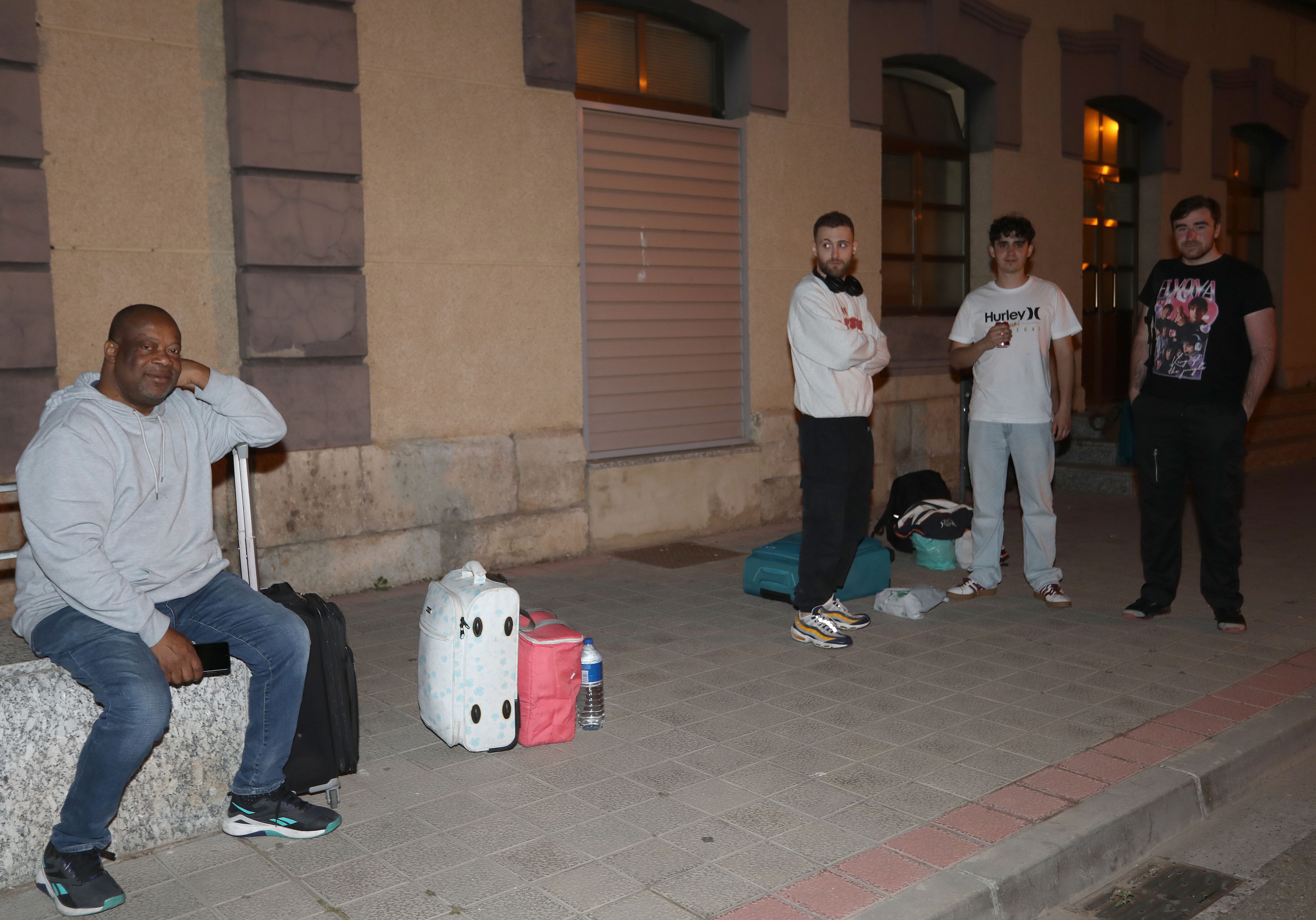 El tren que cubría la línea Madrid-Irún ha quedado detenido en la estación de Venta de Baños y sus viajeros han quedado retenidos, en la imagen la sala de espera de la estación