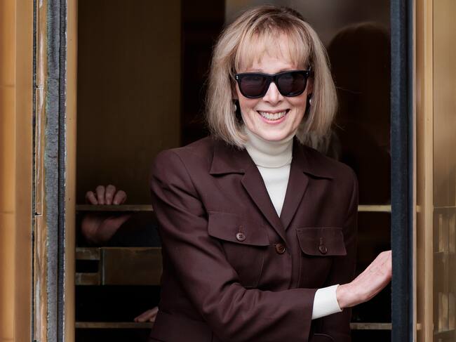 La escritora E. Jean Carroll sale de los juzgados donde se condenó a Trump por abusos sexuales este martes