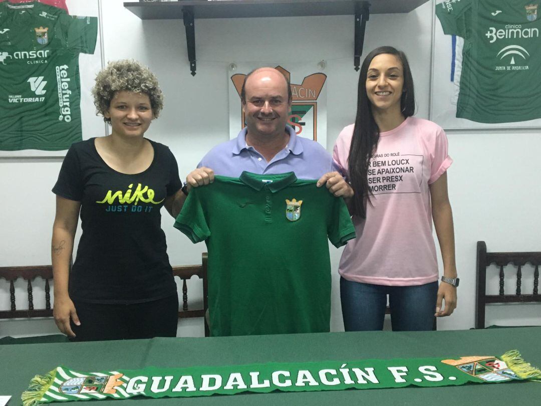 Angelia y Jackeline junto a Paco López Marchán, vicepresidente del Guadalcacín FSF