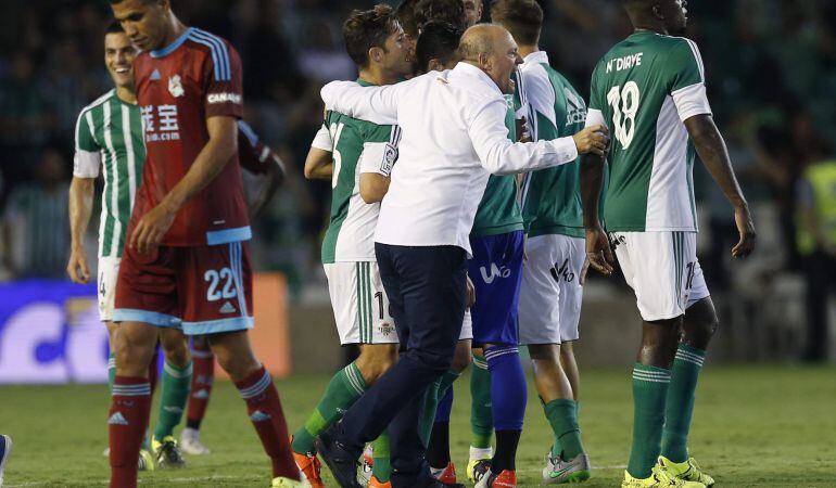 GRA473. SEVILLA, 12/09/2015.- El entrenador del Betis, Pepe Mel (c), celebra con sus jugadores la victoria sobre la Real Sociedad, a la finalización del encuentro correspondiente a la tercera jornada de primera división, que disputan esta noche en el estadio Benito Villamarín de Sevilla. EFE/Julio Muñoz.
