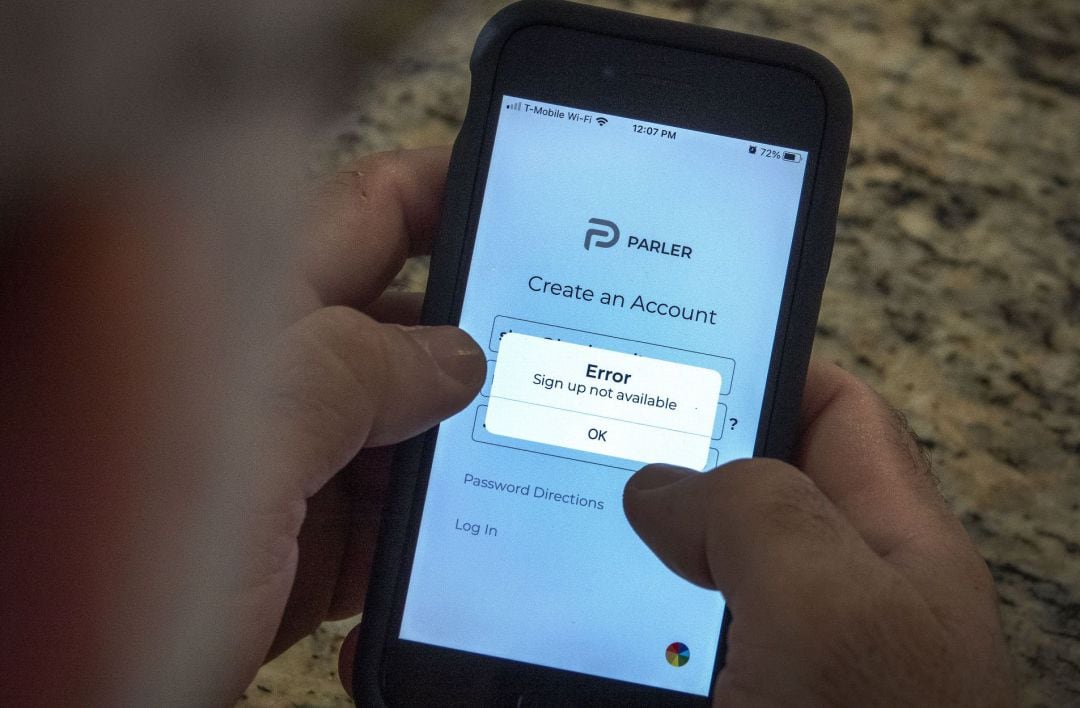 Una persona intenta acceder a Parler en su móvil.