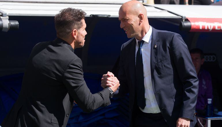 Zidane y Simeone se saludan antes del comienzo del último derbi liguero en el Santiago Bernabéu