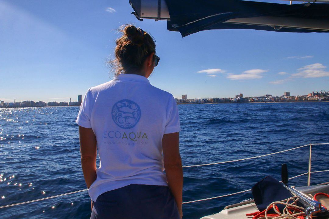 La investigadora del instituto Ecoaqua Alicia Herrera, durante una recogida de muestras de microplásticos frente a la playa de Las Canteras, en una imagen facilitada por la Universidad de Las Palmas de Gran Canaria. 