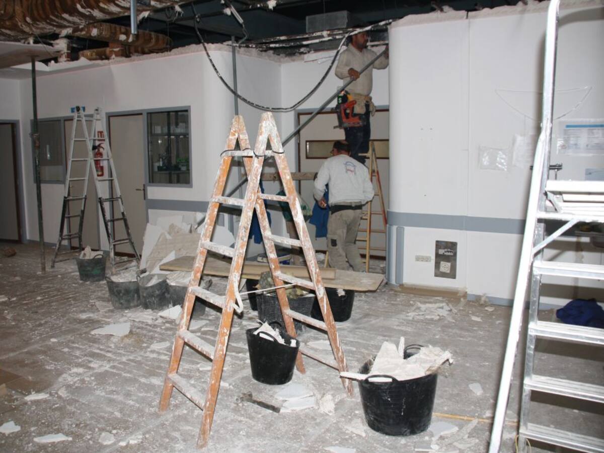 Reabre la zona de la UCI del Virgen de la Luz afectada por el desplome del techo