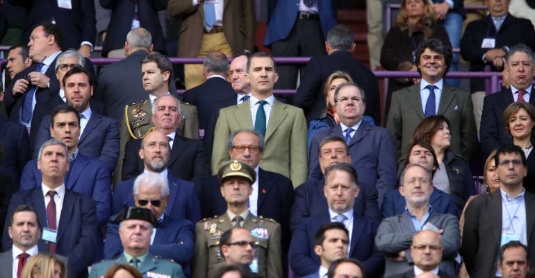 Palco del Estadio José Zorrilla en la final de la Copa del Rey (17-04-2016), con las autoridades y Alfonso Feijoo al lado de Felipe VI