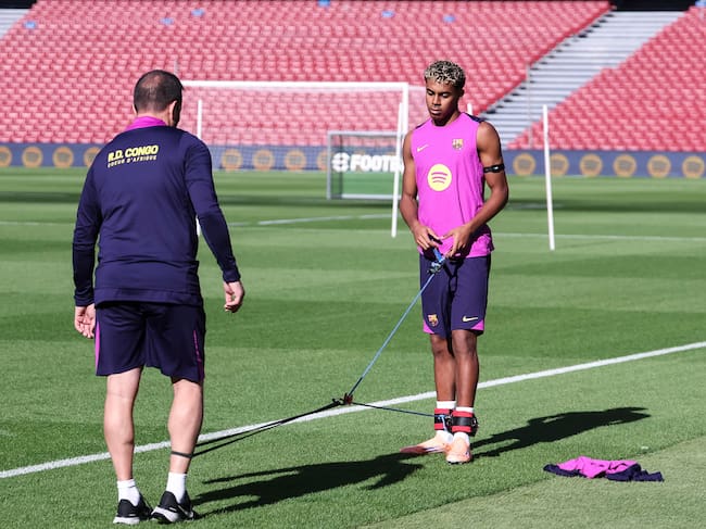 Lamine Yamal realiza ejercicios durante un entrenamiento del FC Barcelona