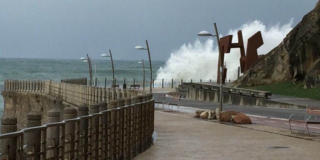 La borrasca 'Benjamín' obliga a cerrar parques y cementerios en San Sebastián