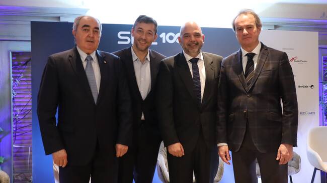 Los tres presidentes de las Cámaras de Comercio de Aragón, Jorge Villarroya, Manuel Rodriguez, Antonio Santa Isabel con el jefe de la Sección de Economía, Javier Ruiz
