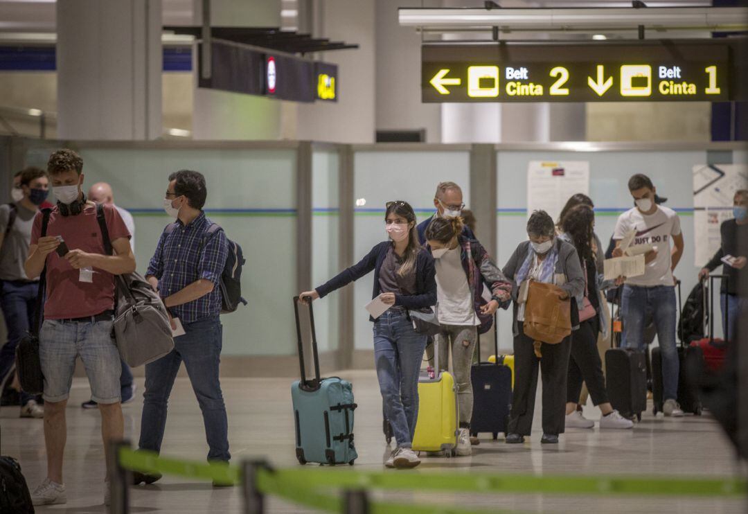 Viajeros desembarcando en el aeropuerto de Sevilla tras el estado de alarma