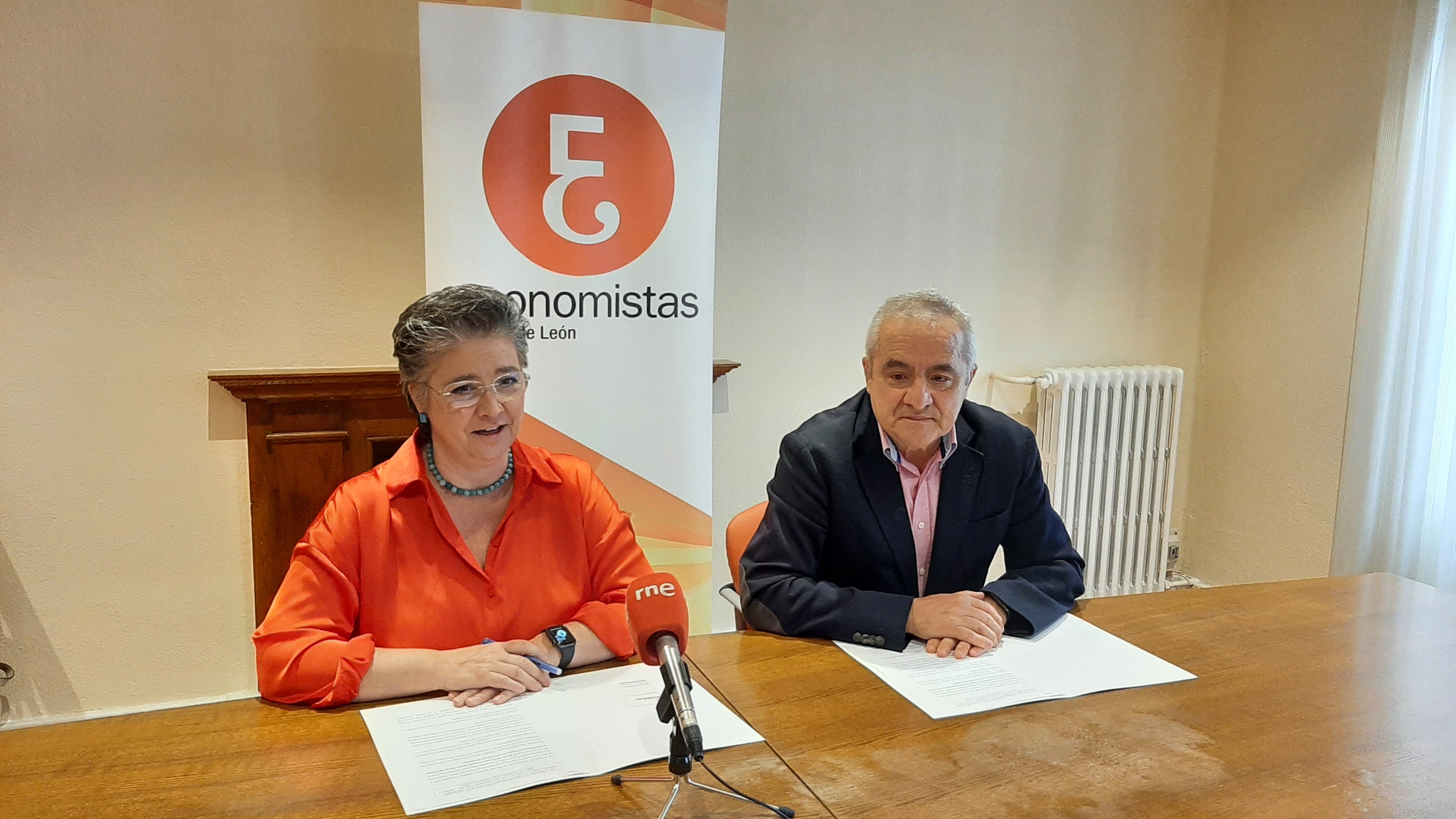 La Decana del Colegio de Economistas de León, Nuria González, y el Secretario de la Fundación MonteLeón, Dionisio Domínguez, presentan la 11ª edición del Premio Fernando Becker Gómez