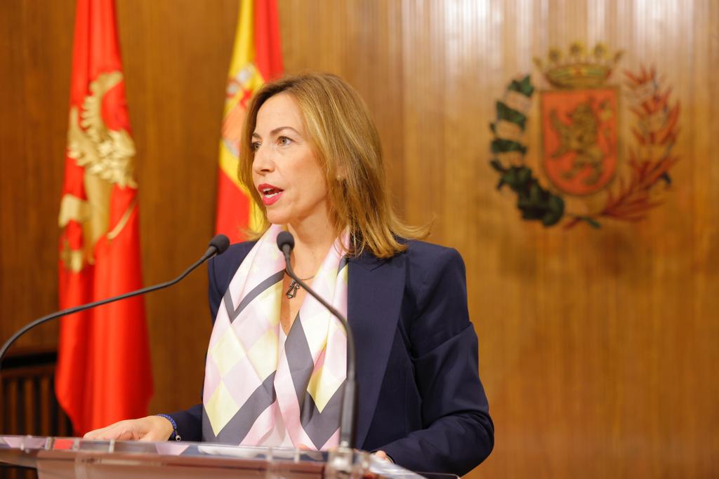 La alcaldesa de Zaragoza, Natalia Chueca, durante una rueda de prensa