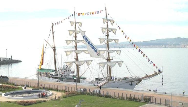 El buque escuela Gloria de la Armada de Colombia atracado en el puerto de Vigo