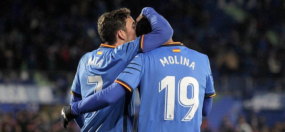 Jaime Mata (7) y Jorge Molina (19) celebran el gol conseguido por este último en el partido de ida de cuartos de final de Copa del Rey ante el Valencia C.F.