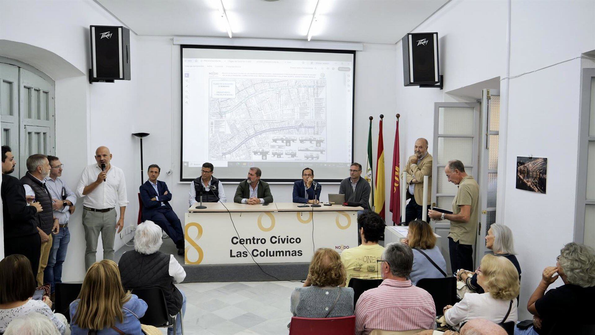 28/10/2025 El delegado del Distrito Triana, Manuel Alés, y técnicos de Emasesa y la Gerencia Municipal de Urbanismo durante la reunión con los vecinos..

El Ayuntamiento de Sevilla, a través de Emasesa, iniciará el próximo 3 de noviembre los trabajos de la segunda fase de las obras de la calle Pagés del Corro, que forma parte del proyecto de sustitución de las redes de abastecimiento, saneamiento y baldeo de las calles, Victoria, Luca de Tena y la mencionada Pagés del Corro.

POLITICA 
AYUNTAMIENTO DE SEVILLA
