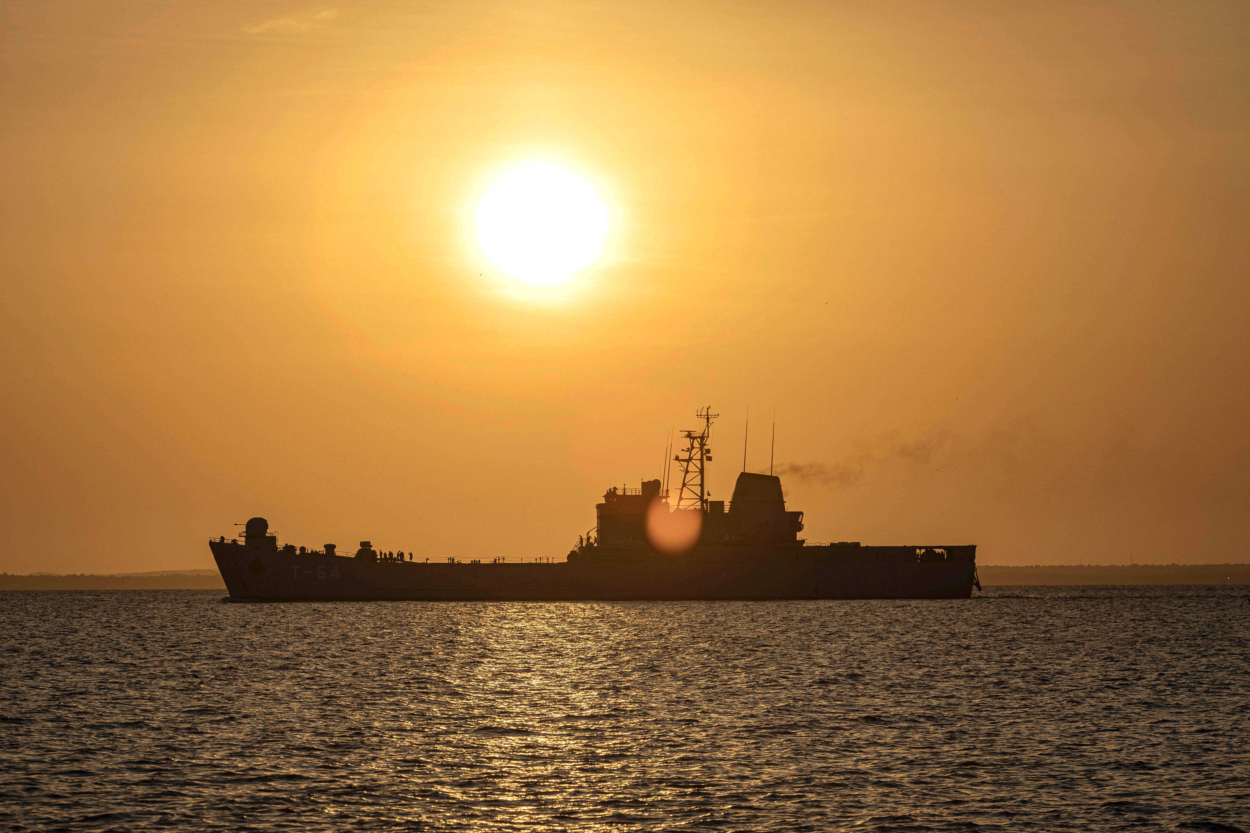 FOTODELDÍA AME9000. MARACAIBO (VENEZUELA), 17/12/2025.- Fotografía de un buque de patrulla naval de la Armada desde el malecón del Lago de Maracaibo este miércoles, en Maracaibo (Venezuela). La estatal Petróleos de Venezuela (Pdvsa) aseguró que las exportaciones de crudo y sus derivados "se desarrollan con normalidad", después de que Estados Unidos ordenara "el bloqueo total y completo de todos los petroleros sancionados que entren y salgan" del país suramericano. EFE/ Henry Chirinos