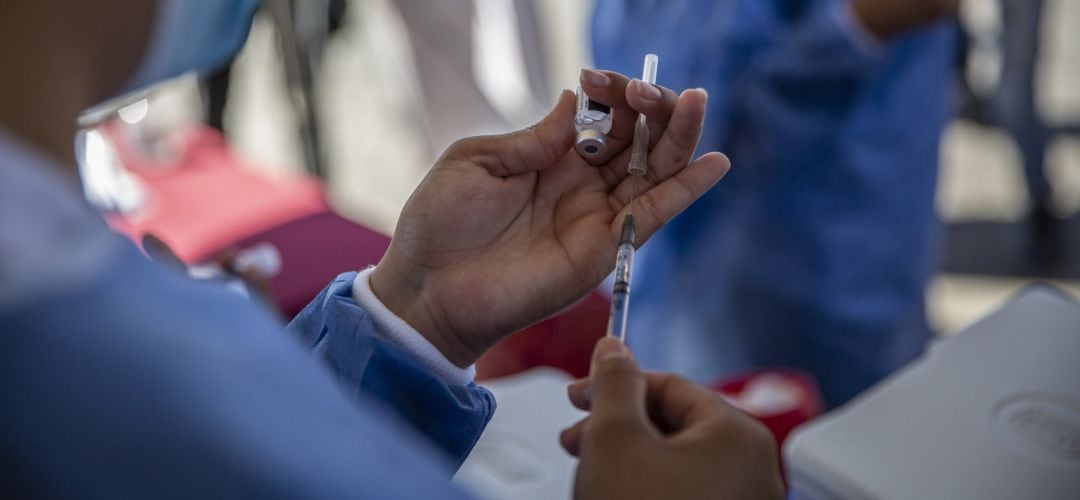 Un sanitario prepara una vacuna contra el coronavirus