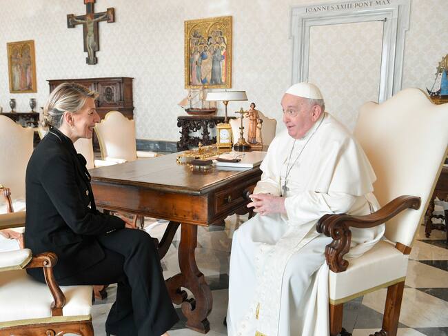 El papa Francisco conversa con la vicepresidenta segunda del Gobierno español, Yolanda Díaz, durante una audiencia celebrada este viernes en el Vaticano