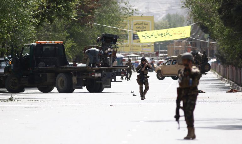 Soldados vigilan la zona deonde se ha producido un doble atentado en Kabul (Afganistán) 