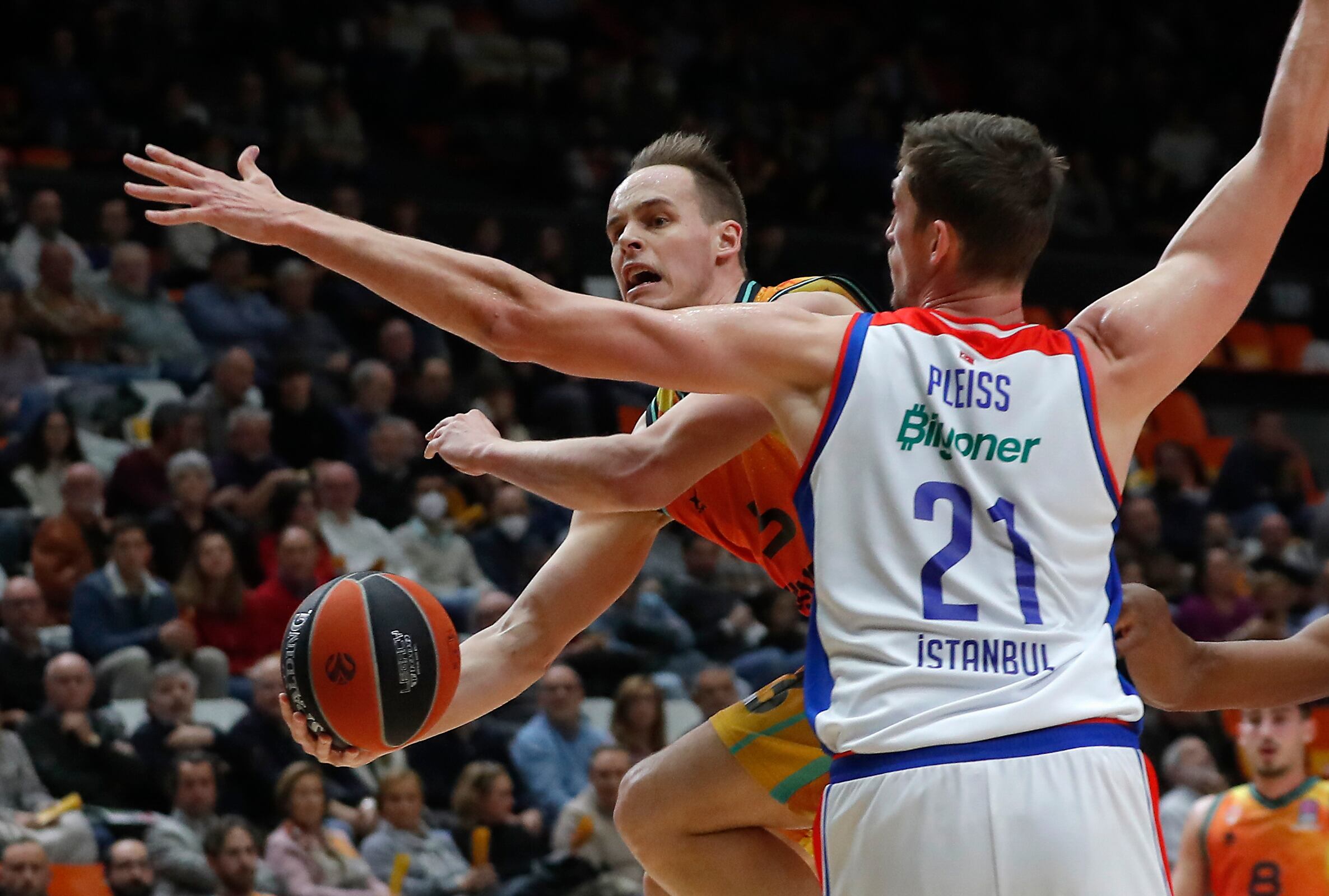 VALENCIA, 11/01/2023.- El escolta esloveno del Valencia Basket Klemen Prepelic (i) intenta un paseo ante el pívot alemán del Anadolu Efes, Tibor Pleiss, durante el partido de la jornada 18 de la Euroliga disputado, hoy miércoles, en el pabellón de la Fuente de San Luis de Valencia entre Valencia Basket y Anadolu Efes. EFE/Miguel Ángel Polo
